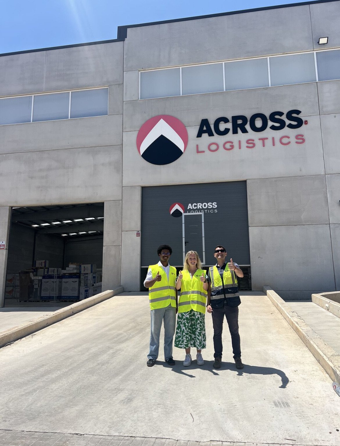 79430637-0629-46ca-9dc1-3ac396b35924-aa_photo_upload-Session-2-2024_Intern-in-Barcelona_Donovan-Miller_Across-Logistics_Team-Picture